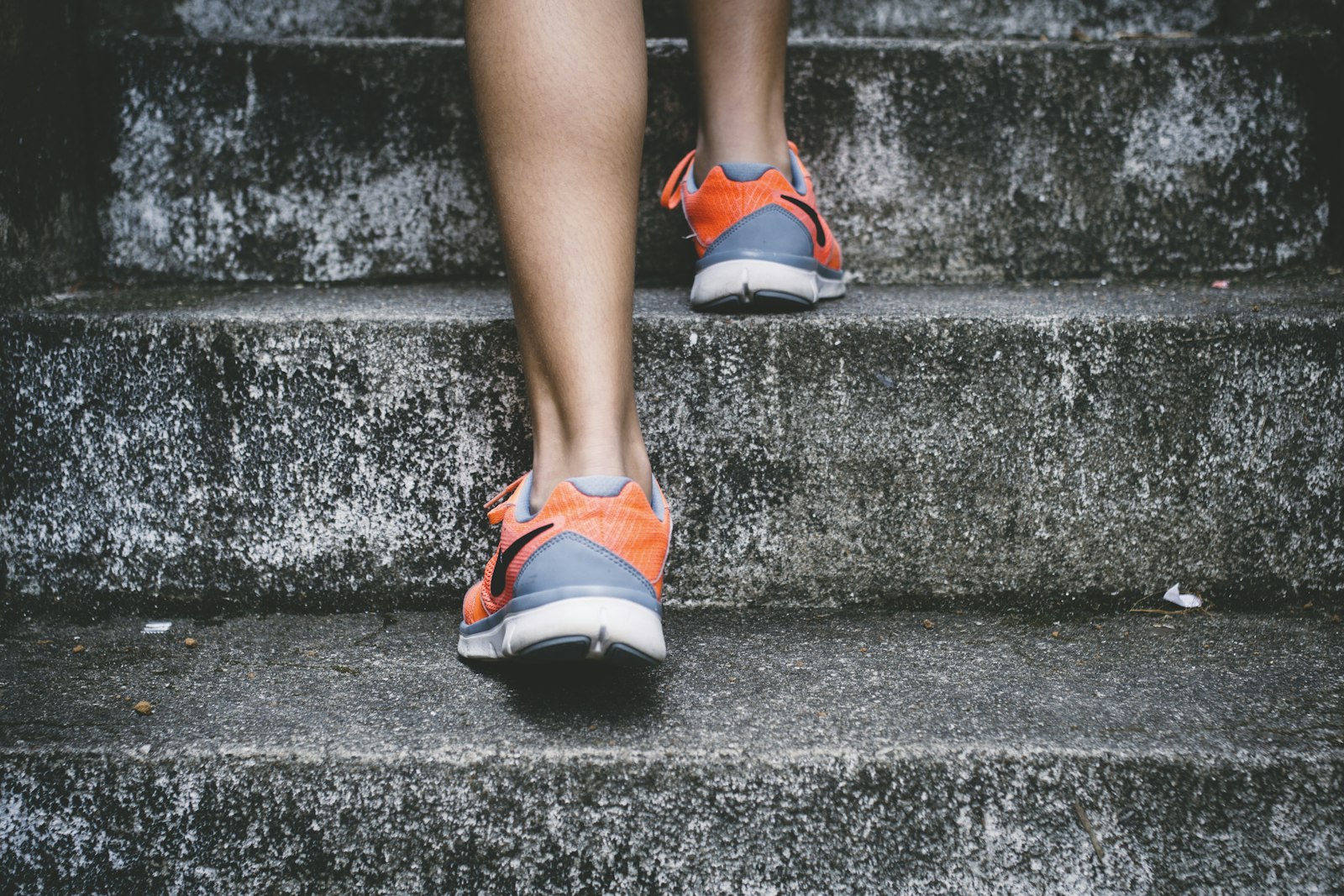Banda Tracker — running shoes climbing concrete steps